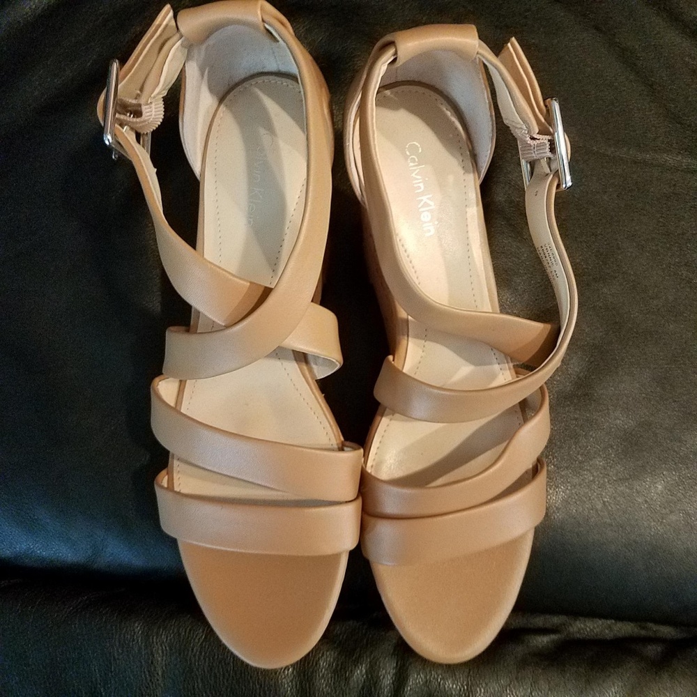 NWT Calvin Klein 8M Tan Wedge